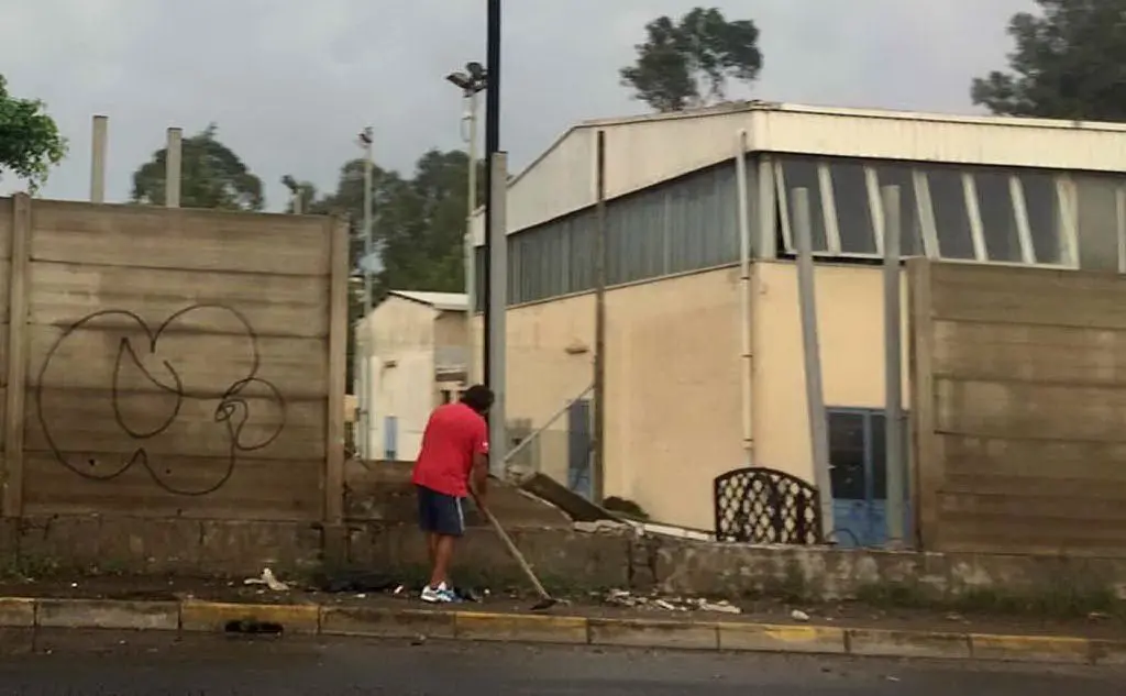 Via San Paolo: va giù il muro degli impianti sportivi del Dopolavoro ferroviario, abbattuto da un camion dopo una sbandata (foto Us)