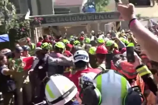Venezuela, applausi per l'uomo estratto vivo 8 giorni dopo il sisma