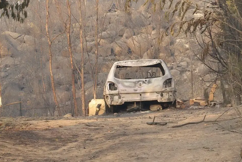 Un'auto incendiata (foto L'Unione Sarda - Loi)
