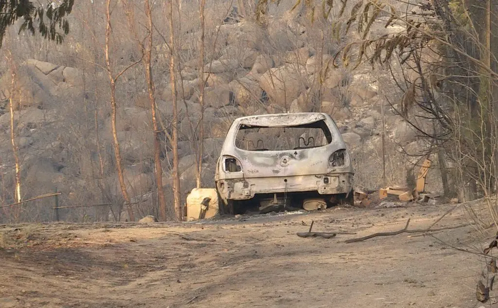Un'auto incendiata (foto L'Unione Sarda - Loi)