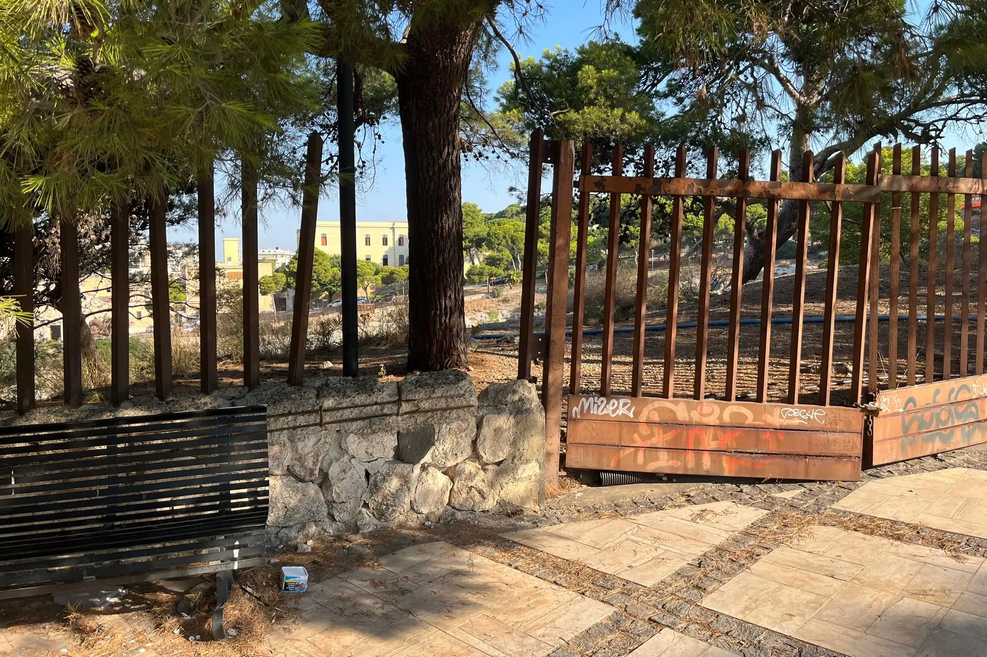 L'ingresso dell'Anfiteatro romano di Cagliari: al fianco del cancello, il varco nella recinzione (L'Unione Sarda)