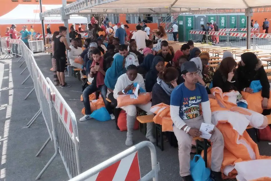 Migranti nel porto di Cagliari