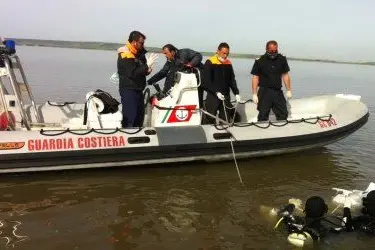 Il recupero del corpo del pescatore