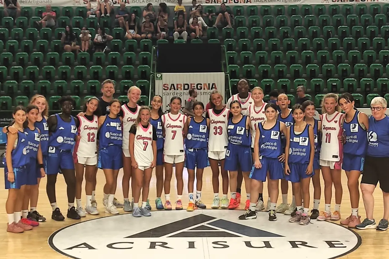Le due squadre al termine della gara (foto G. Marras)