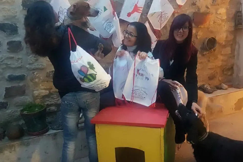Le "Amiche di Otello" con gli zaini per la raccolta fondi (foto Antonio Pintori)