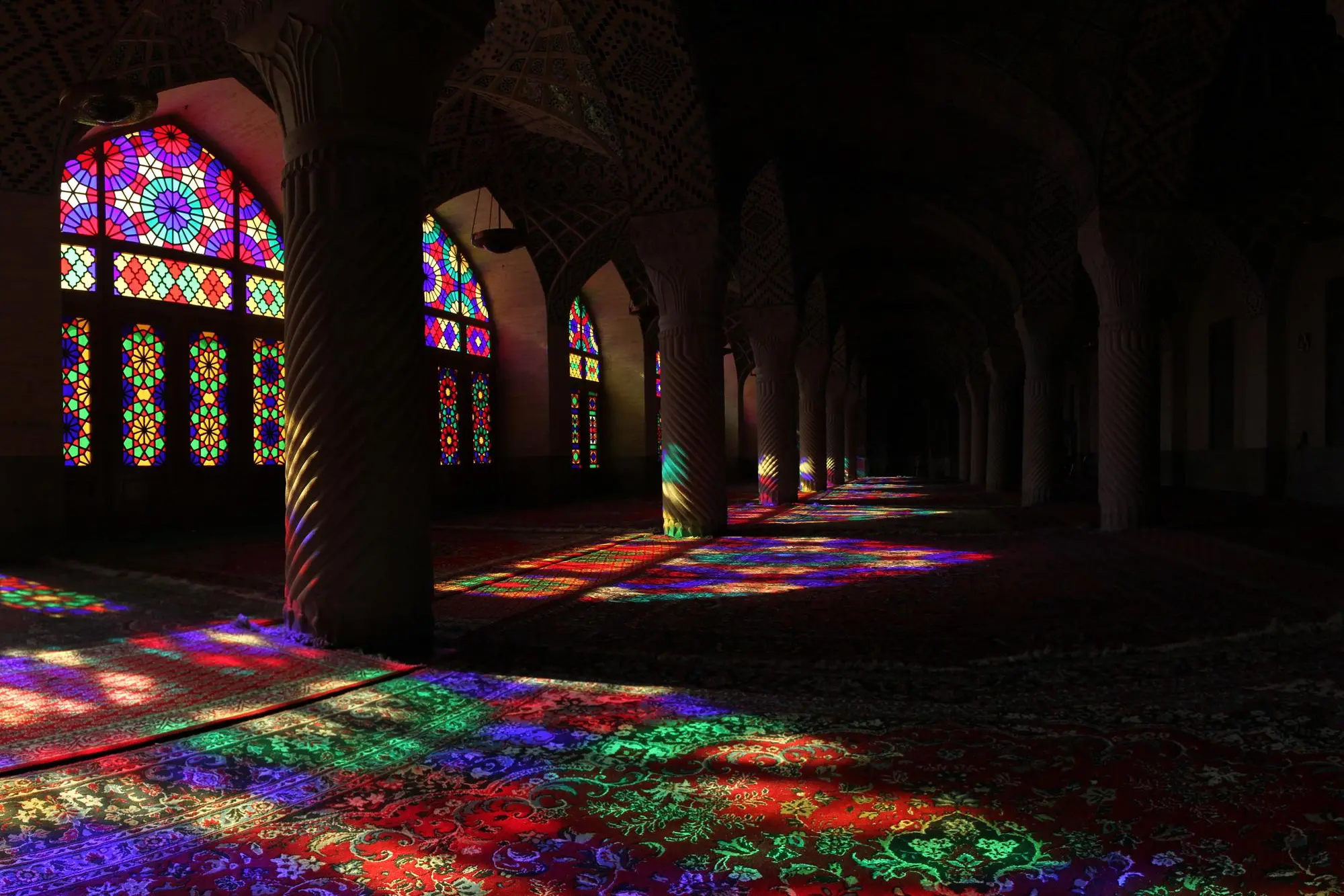 Il gioco di luci e colori in una moschea in Iran