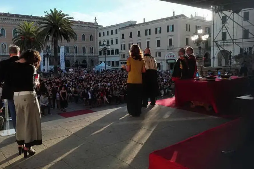 La cerimonia di laurea in piazza a Sassari