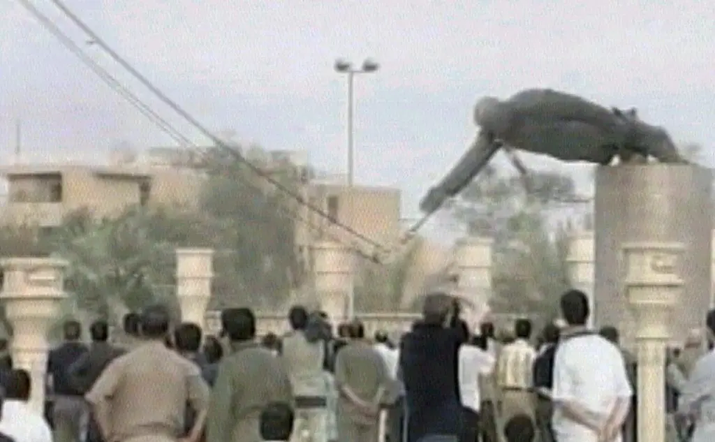 Dopo la presa di Baghdad gli Usa buttano giù la statua di Saddam