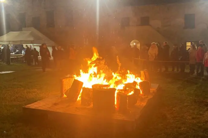 Il falò davanti alle Cumbessias (foto Pala)