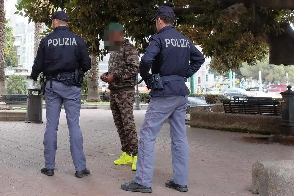 Polizia in azione (Archivio L'Unione Sarda - Ungari)
