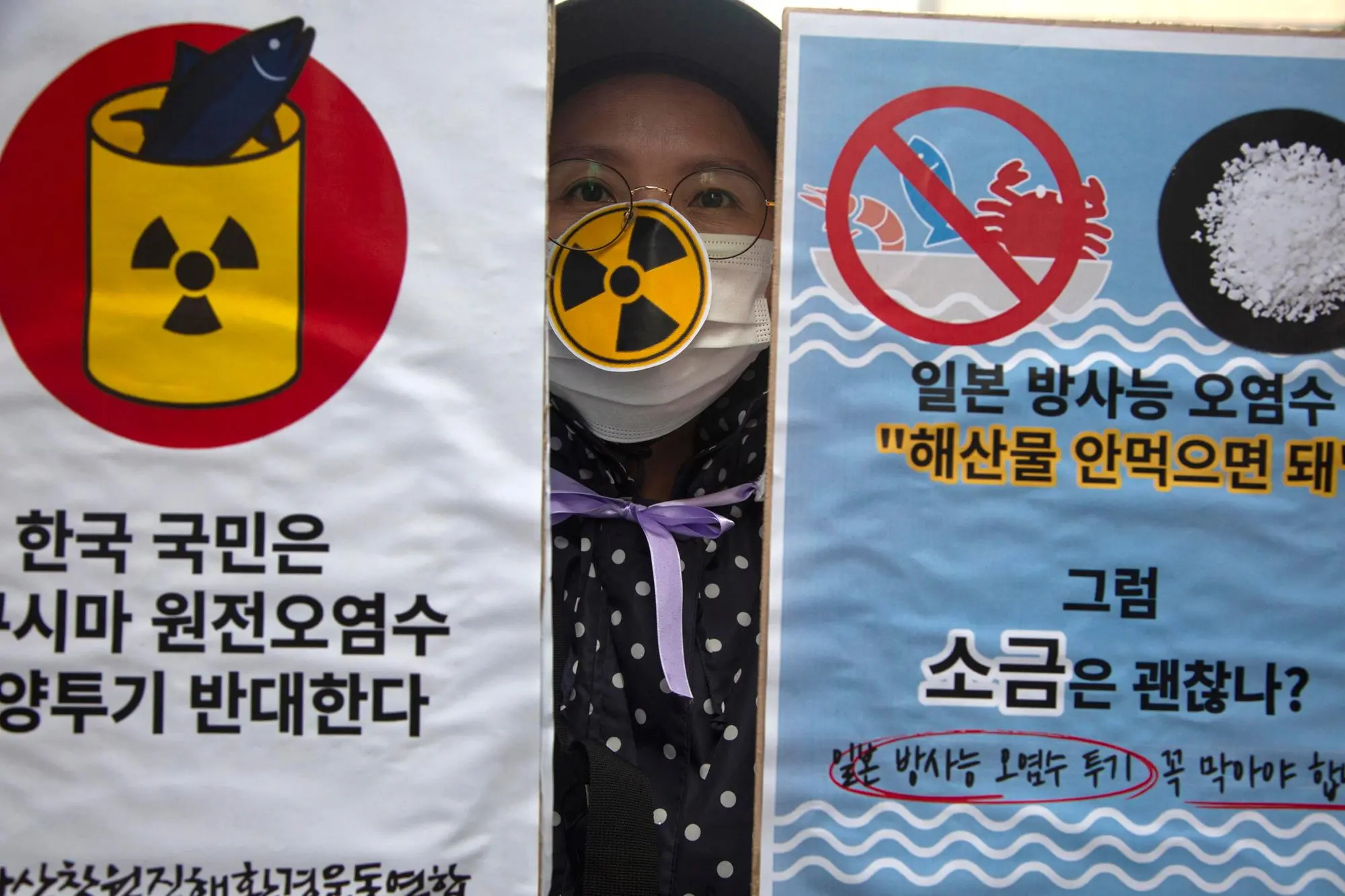 Proteste contro il rilascio delle acque di Fukushima  (Ansa)
