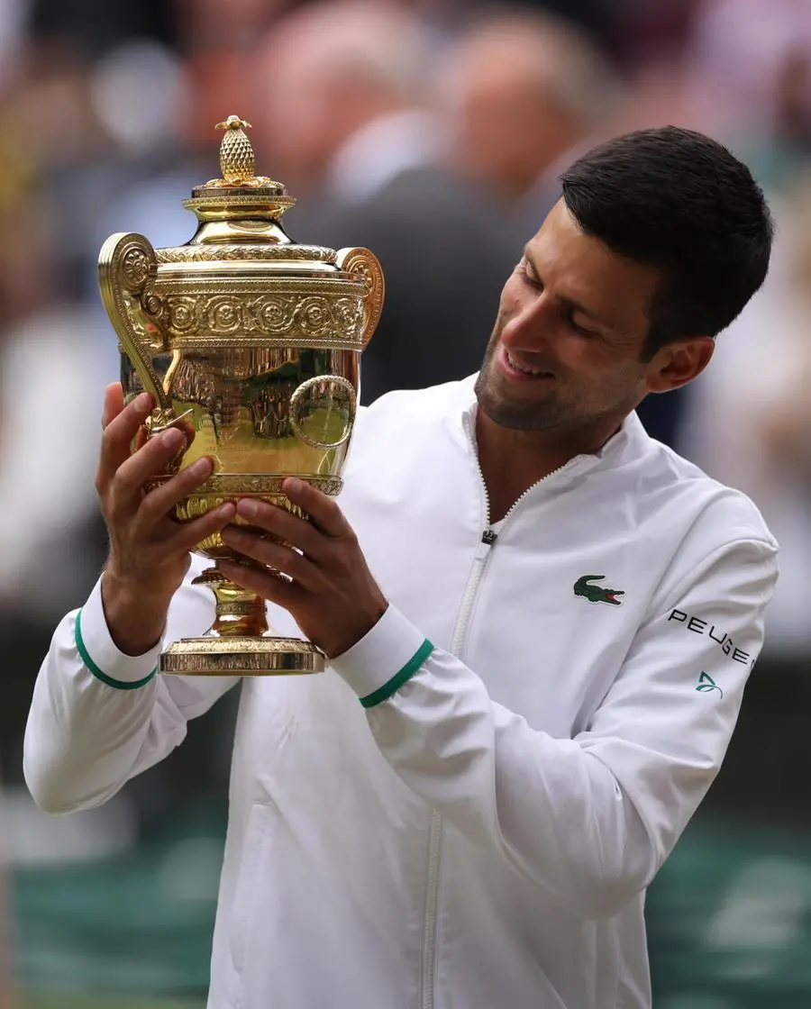 Djokovic posa con il trofeo (Ansa)