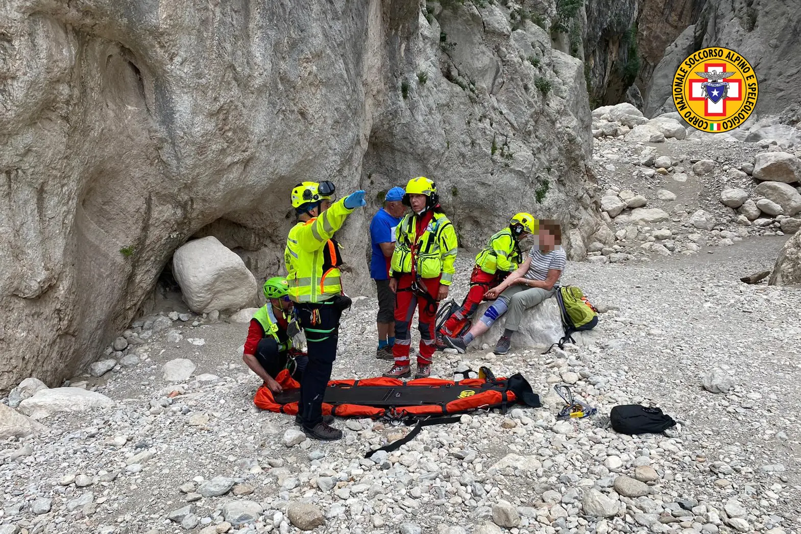 I soccorsi all'escursionista ferita a Urzulei (foto Corpo nazionale soccorso alpino e speleologico)