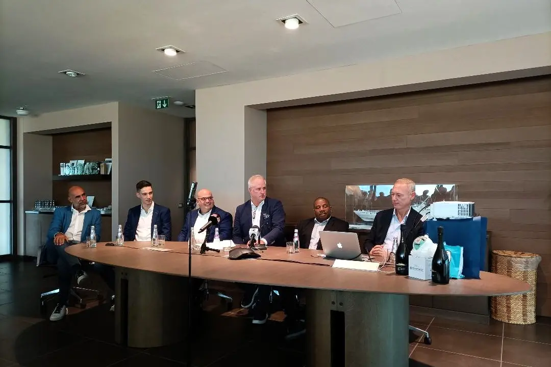 Un'immagine della presentazione della SwissPro con Marino a destra del tavolo (foto Ilenia Giagnoni)