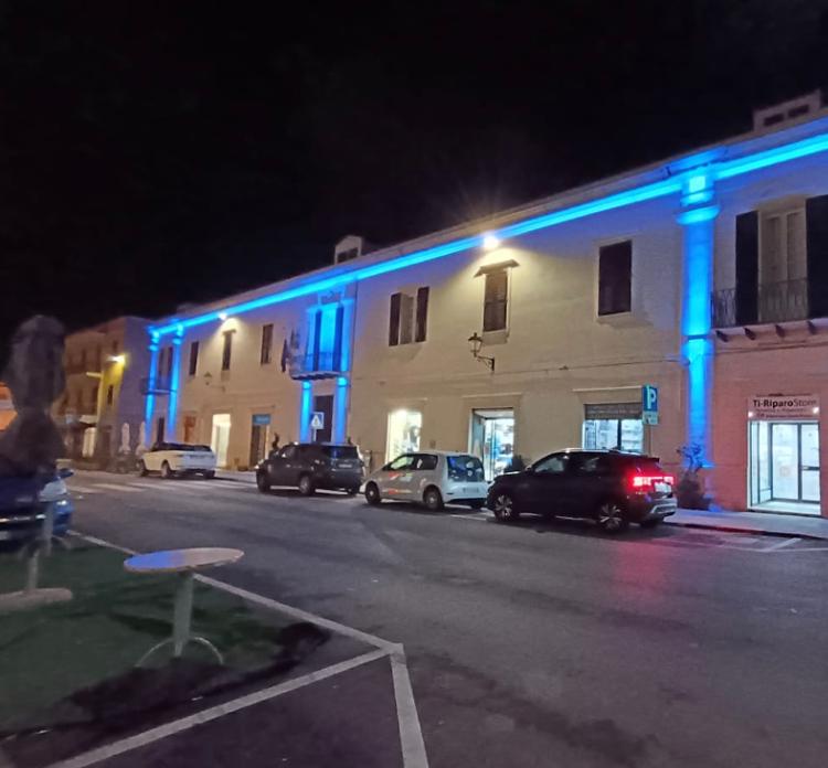 Porto Torres, giornata mondiale della consapevolezza autismo: luci blu sul Palazzo del Marchese