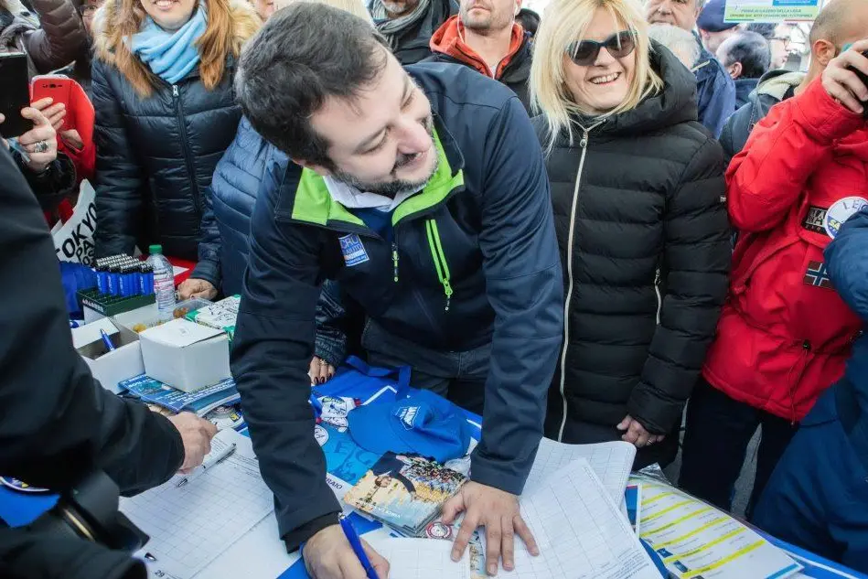 Salvini firma contro il Mes a Milano (Ansa-Stringer)