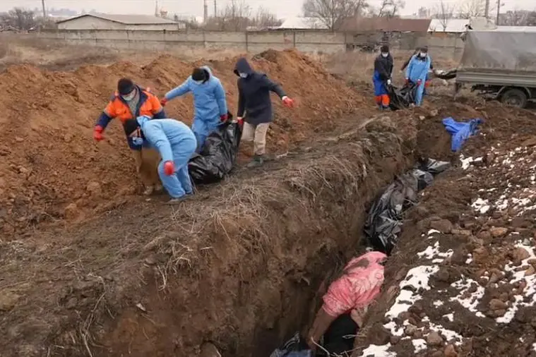Una fossa comune a Mariupol (Ansa)