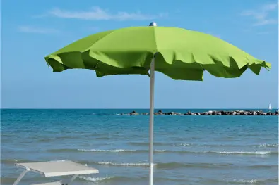 La lite in spiaggia degenera in rissa, bagnante ferito con l’asta dell’ombrellone (foto da google)