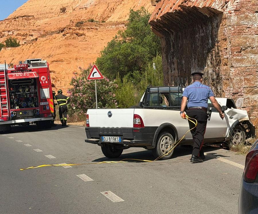 Auto contro un muro dopo un malore, muore un pensionato