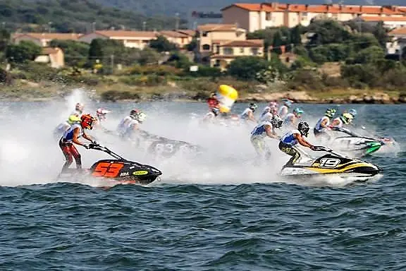 Un'immagine del Mondiale di aquabike nella precedente edizione di Olbia (foto ufficio stampa Aquabike World Championship)