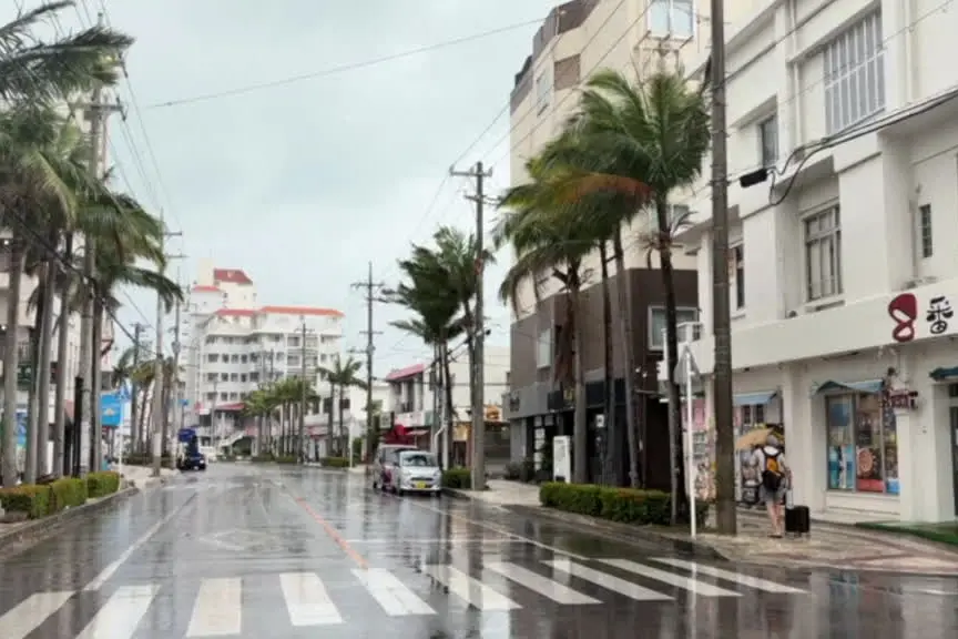 Okinawa, gli abitanti si preparano al passaggio del tifone Champi