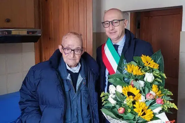 Il sindaco con Ettore Tatti (L'Unione Sarda - Pintori)