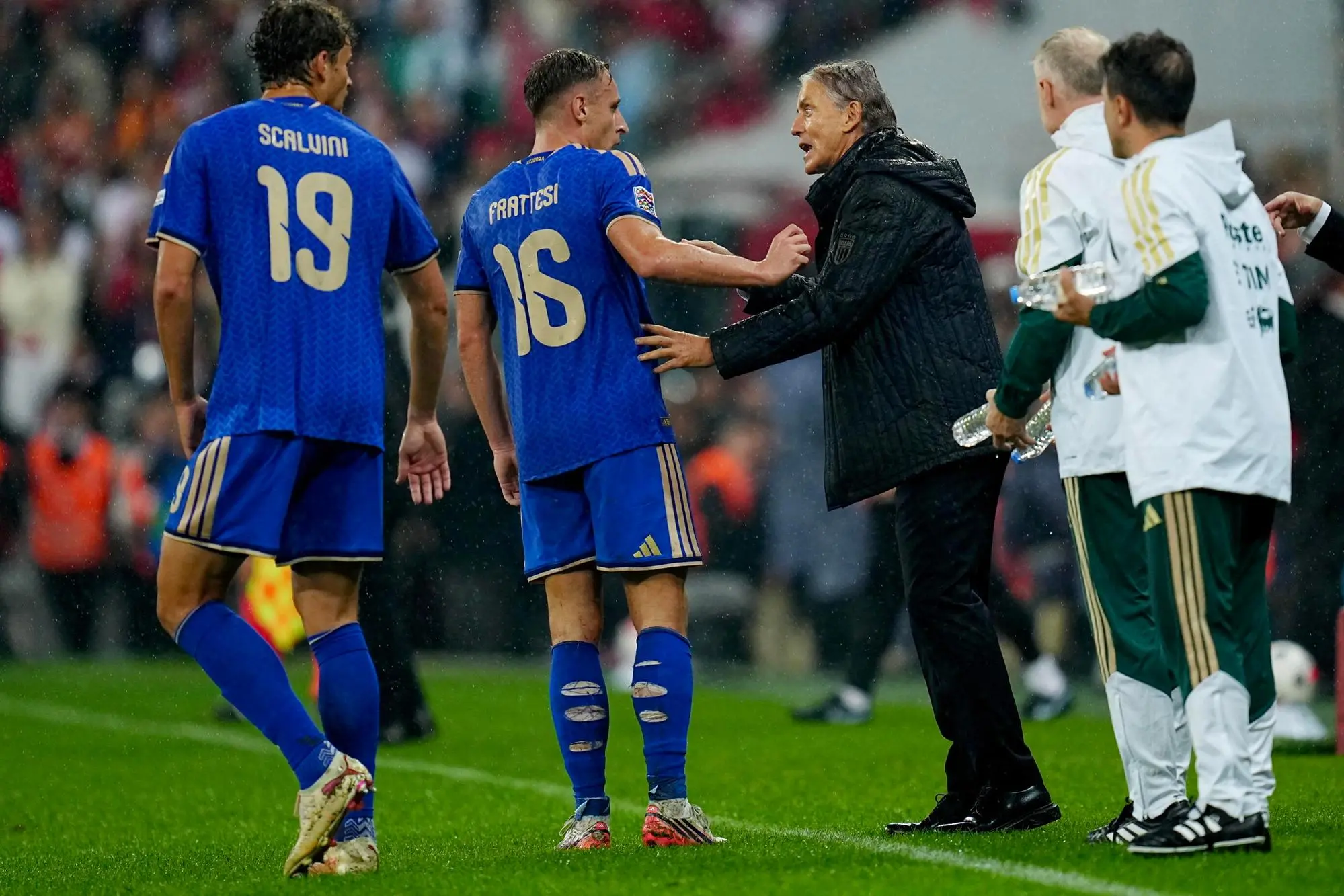 epa13269413 Head coach Roberto Mancini (R) of Italy talks with his player Davide Frattesi (C) during the UEFA Nations League soccer match between Turkey and Italy in Bursa, Turkey, 28 September 2026. EPA/STRINGER