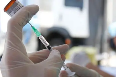 Muravera, riprendono le vaccinazioni anti Covid senza prenotazione (foto Ansa)