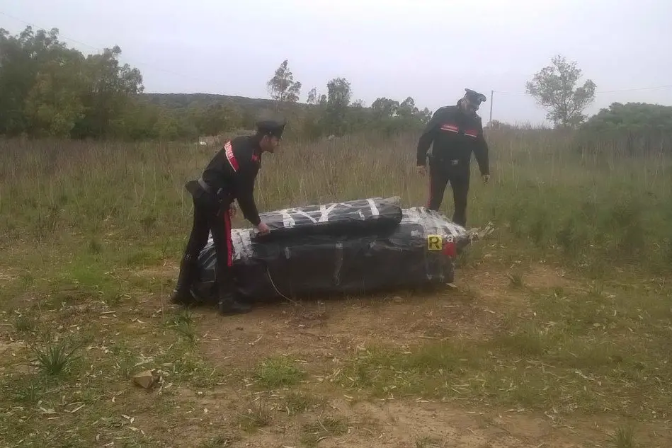 I carabinieri verificano il contenuto del sacco con pannelli eternit