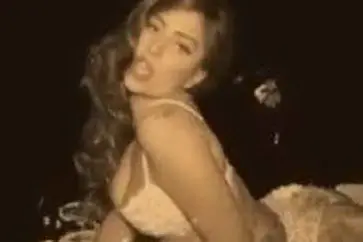 Lady Gaga immersa nella panna