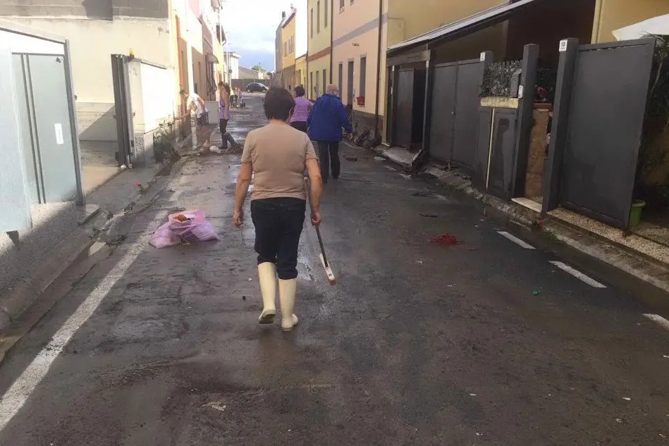 Una strada di Pirri con i segni del passaggio dell'acqua (foto L'Unione Sarda)
