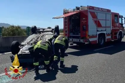 L'auto ribaltata (foto vigili del fuoco)