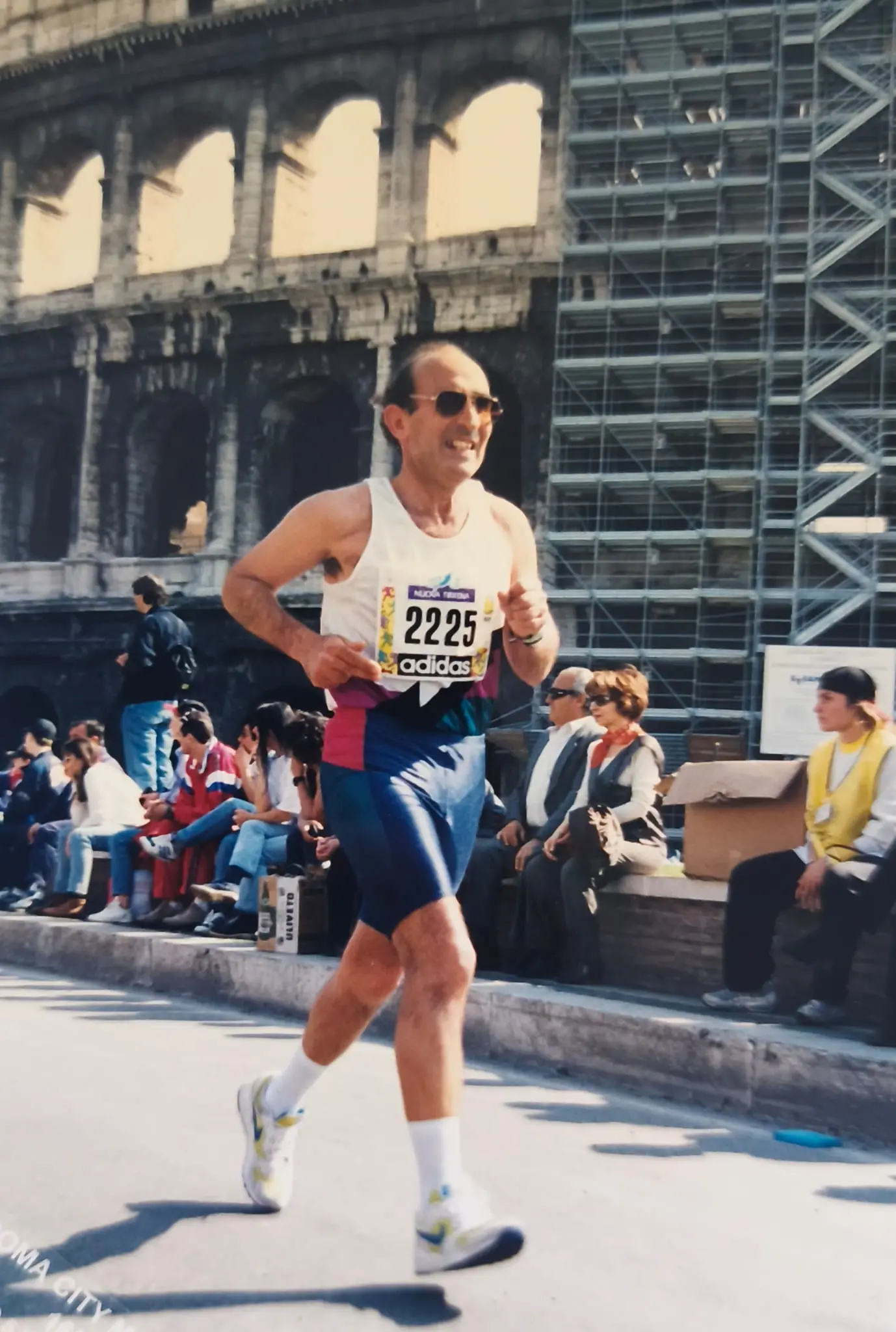 Carlo Porcu in azione durante la maratona di Roma del 1997