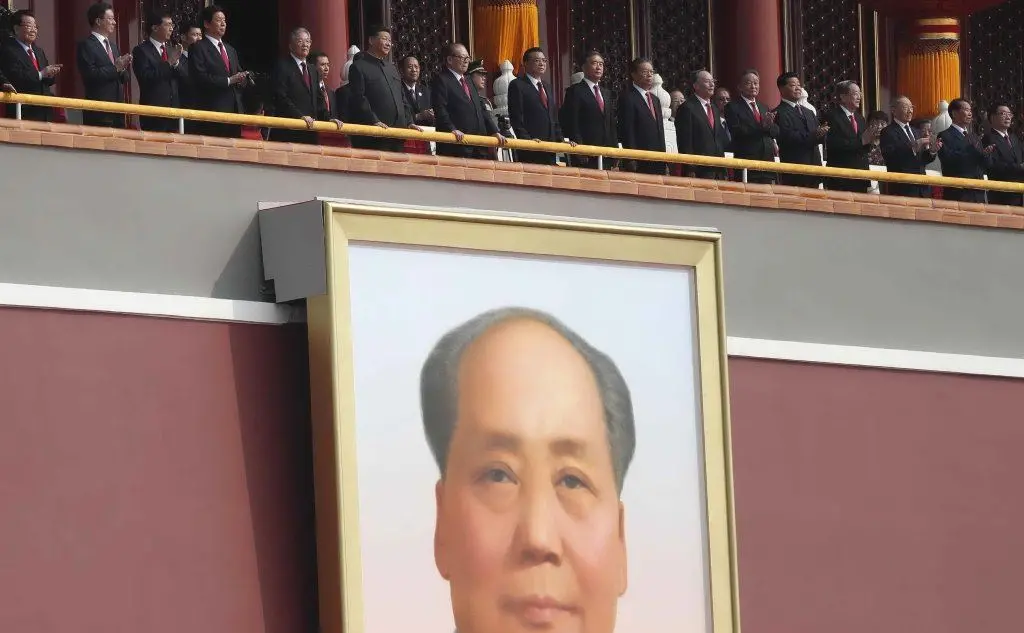 Il palco delle autorità, sopra al gigantesco ritratto di Mao