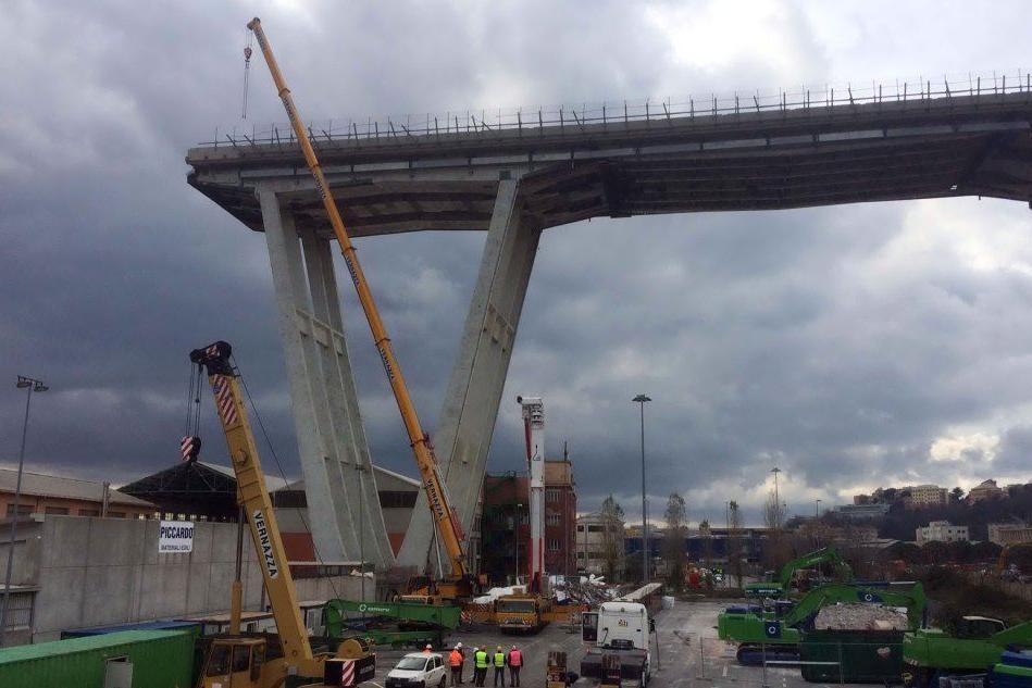 Proseguono i lavori per la demolizione del Ponte Morandi