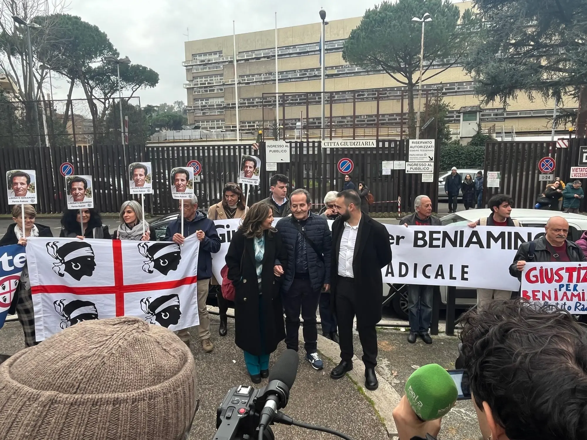 Beniamino Zuncheddu davanti alla cittadella giudiziaria di Roma