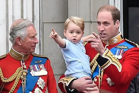 Carlo d'Inghilterra, col figlio William e il nipotino George (Ansa)
