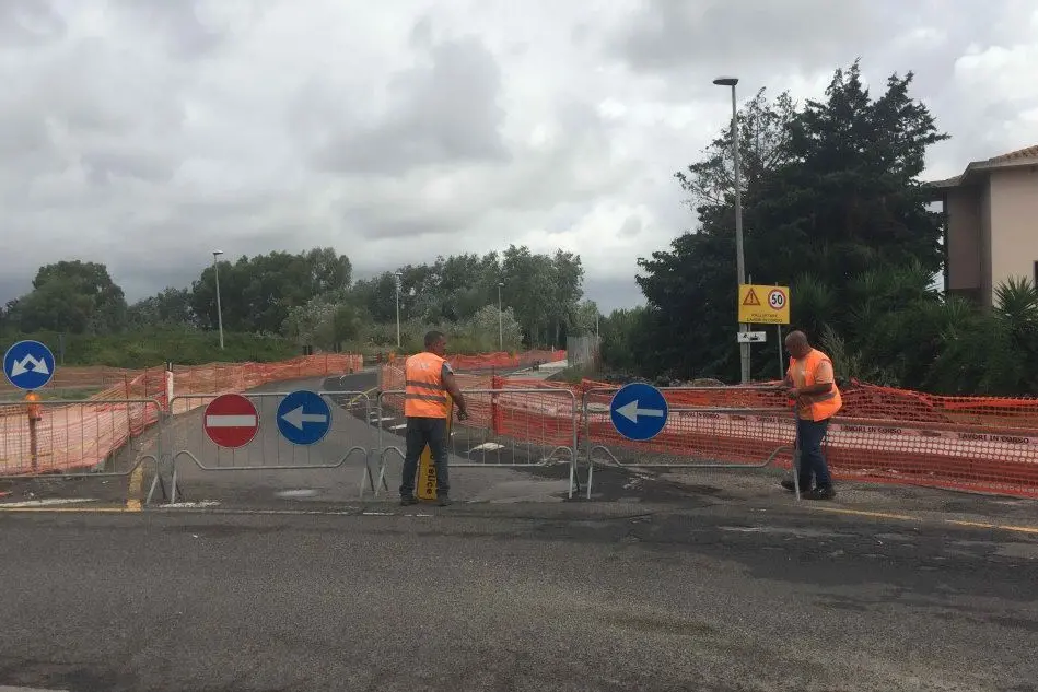 Gli operai chiudono la 292 all’altezza del ponte sul Tirso