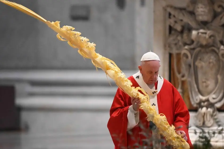 Papa Francesco celebra la Domenica delle Palme (Epa - Pizzoli)