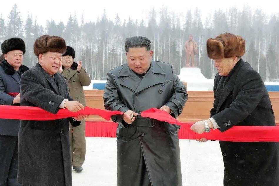 Kim inaugura la &quot;città ideale&quot;, costruita da giovani &quot;costretti a lavorare come schiavi&quot;