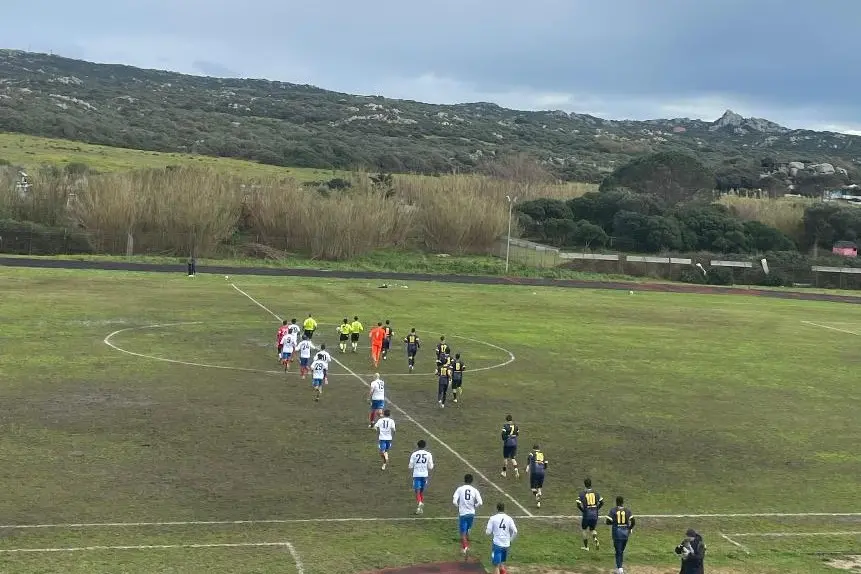 Ingresso in campo delle squadre in Santa Teresa-Villasimius (foto Ilenia Giagnoni)