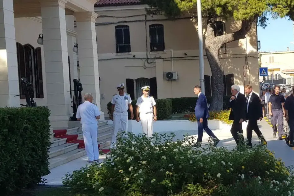 Il Presidente della Repubblica entra in ammiragliato (foto L'Unione Sarda - Ronchi)