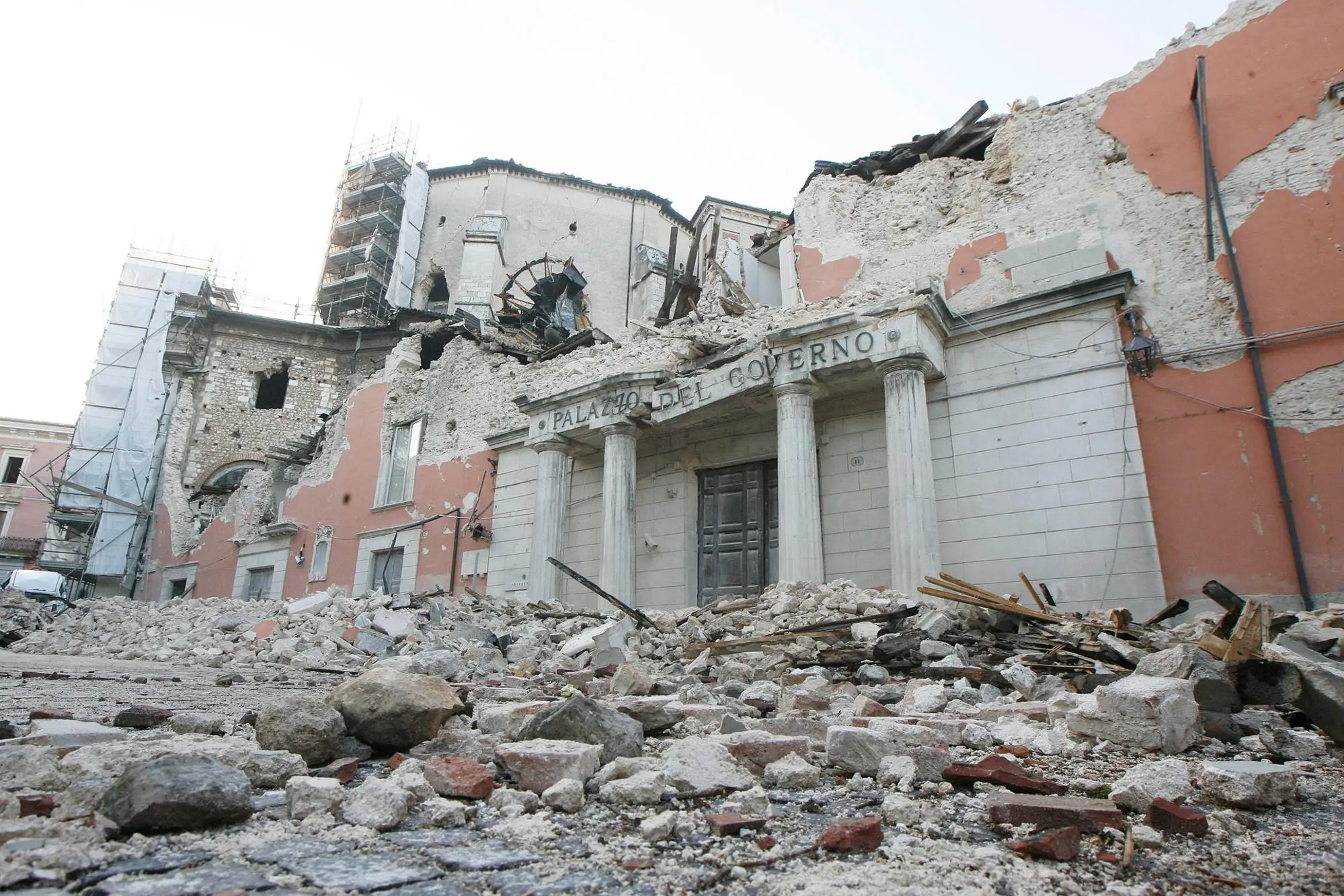 La Prefettura dell'Aquila, distrutta dal sisma, una delle foto simbolo della tragedia