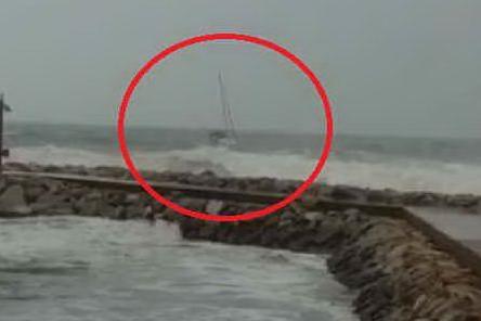 Barca si rovescia VIDEO Turista muore annegato
