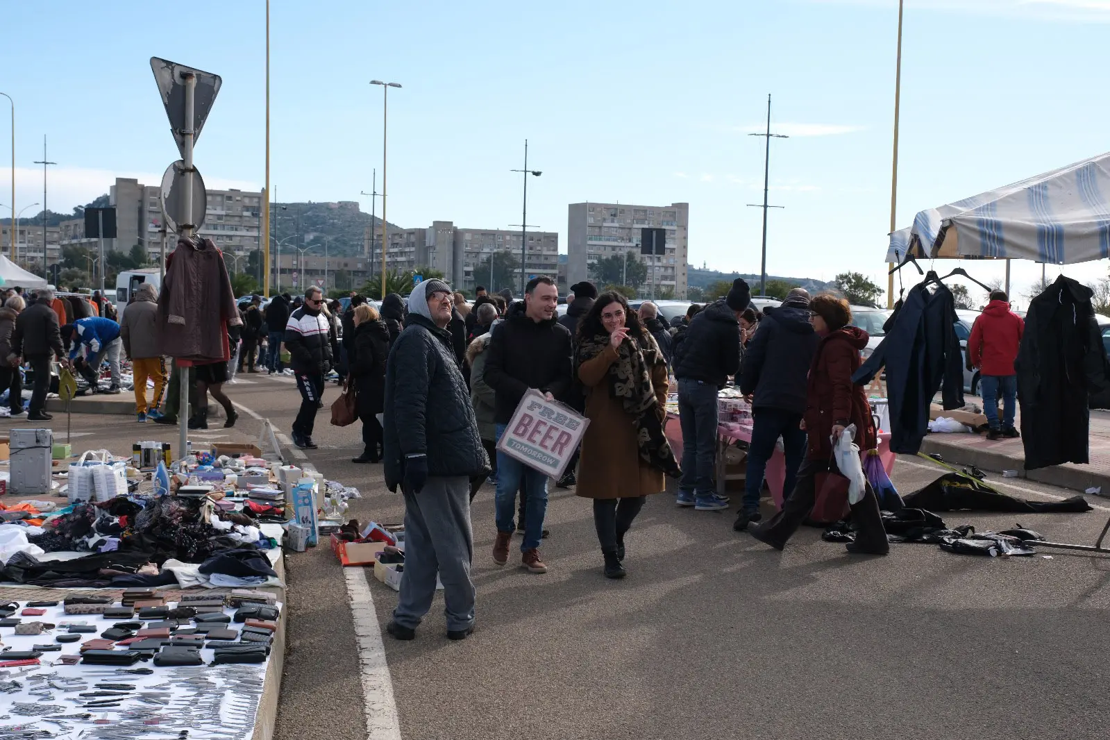 Il mercatino domenicale al parcheggio Cuore di Cagliari (foto Ungari)