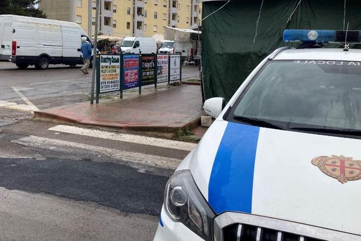 Porto Torres, lite tra ambulanti e Polizia locale al mercatino: due agenti all'ospedale