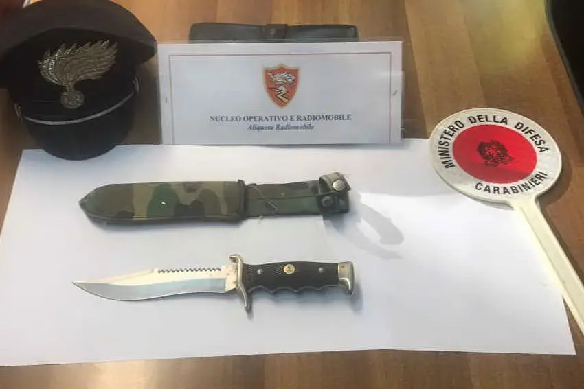 Il pugnale sequestrato dai Carabinieri