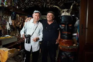 Il fotografo Steve McCurry posa in una bottega in cui si realizzano le maschere del carnevale barbaricino
