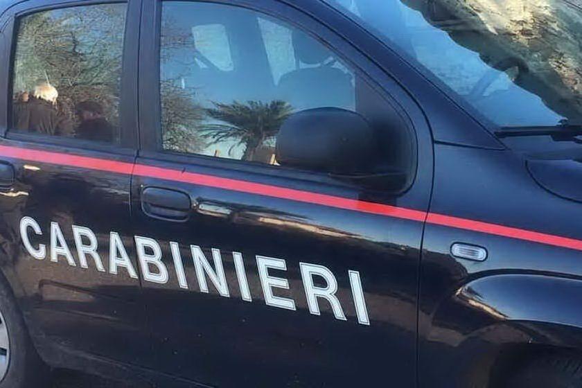 Semina il panico brandendo una cintura e ferisce due carabinieri: 49enne in manette