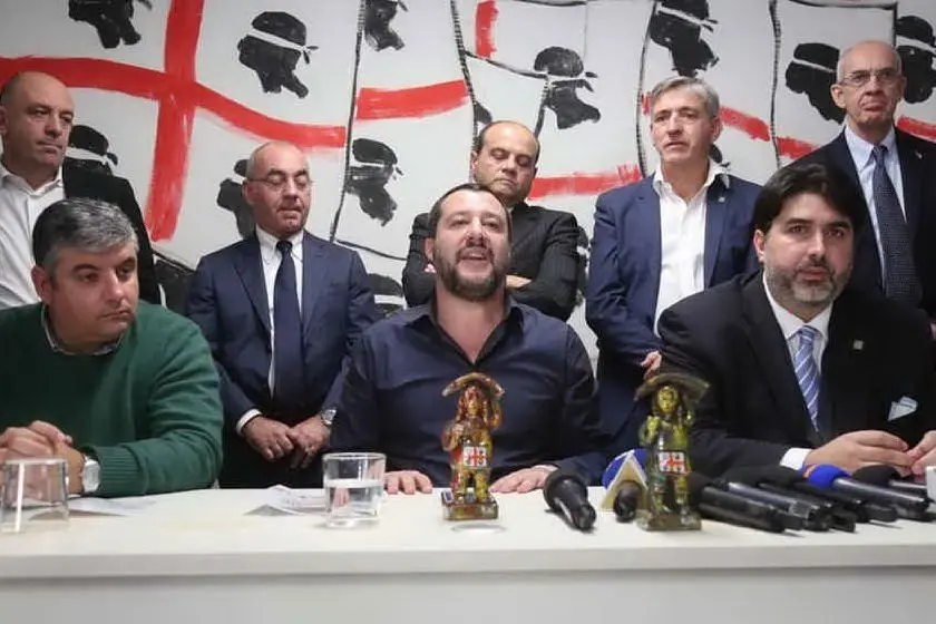 Salvini nella sede del Psd'Az a Cagliari (Ansa)